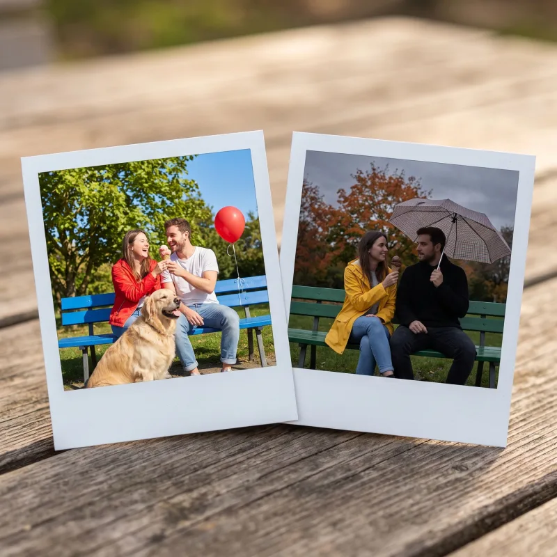 Dos fotos instantáneas sobre una mesa de madera con la misma pareja en el mismo banco de plaza: en una, un día de sol, con helado, un perro y un globo rojo; en la otra, un día gris de otoño, bajo un paraguas.