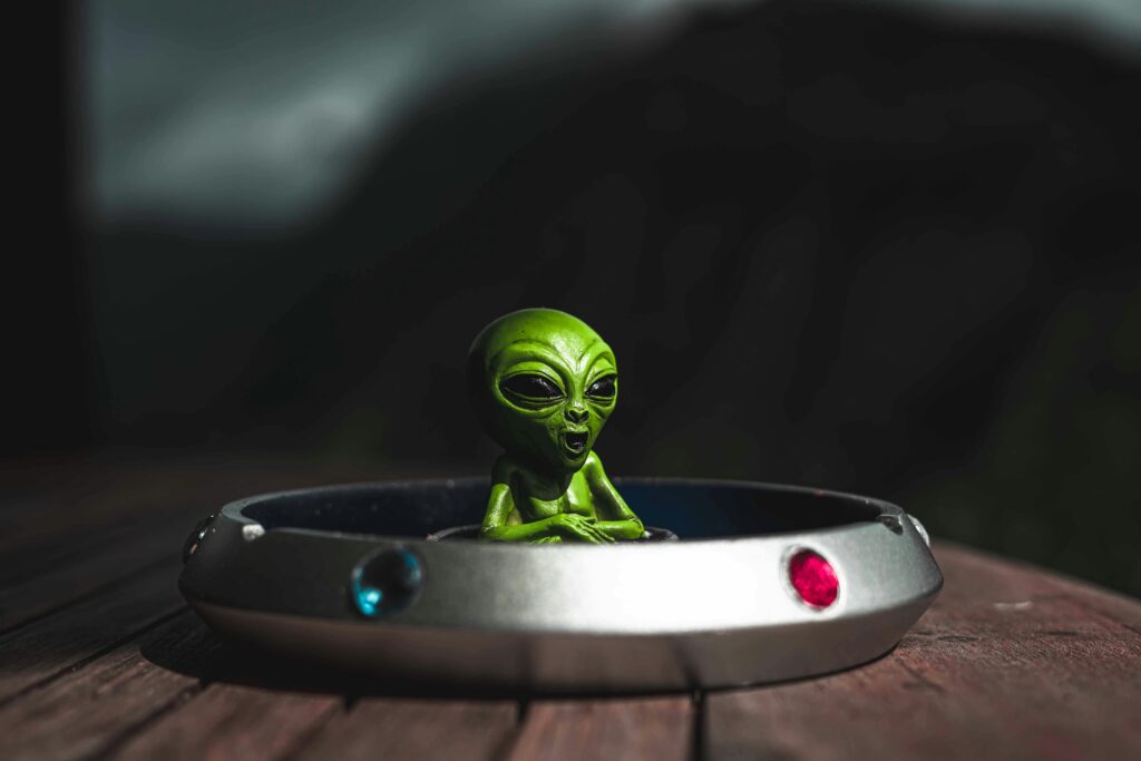 Foto de Michaël Meyer: https://www.pexels.com/es-es/foto/juguete-nave-espacial-cenicero-ovni-9739196/